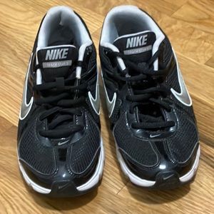 (Women’s) Used Authentic Nike Track Stars running sneakers Size 6